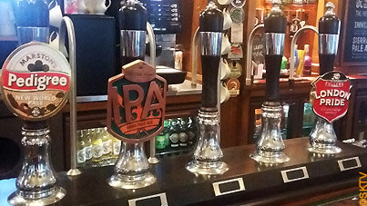Brunch au pub à Londres : tireuses à bière