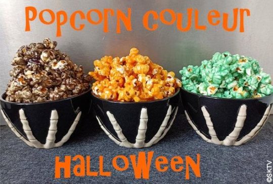 Vue de 3 bols remplis de popcorn couleur noir, orange et vert avec titre Popcorn coloré Halloween