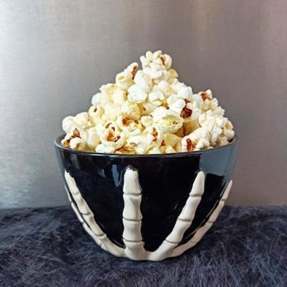 Bol avec main de squelette contenant du popcorn blanc tout simple