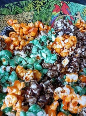 Saladier rempli de popcorn halloween tricolore : vert, orange et noir